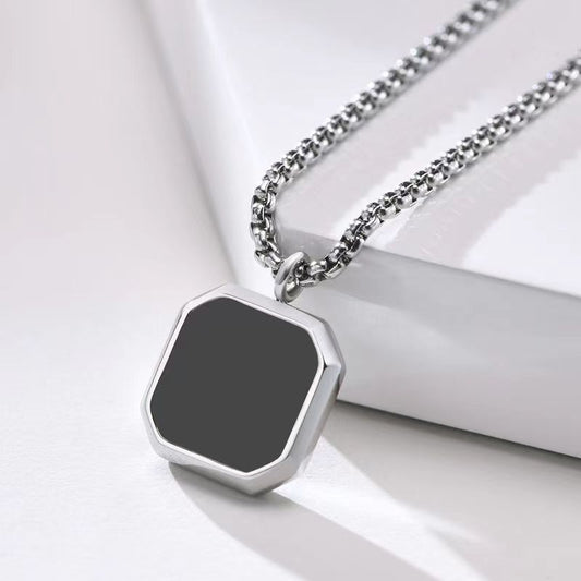 Collar tipo square con estilo minimalista